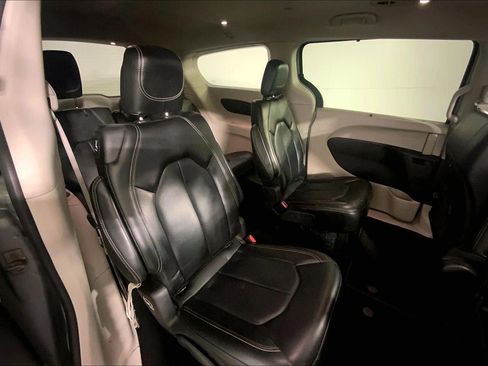 Used 2023 Chrysler Pacifica Touring-L image 23