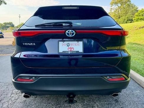 Used 2024 Toyota Venza LE AWD/4WD image 4