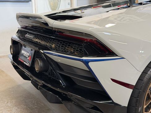 Used 2021 Lamborghini Huracan EVO image 14