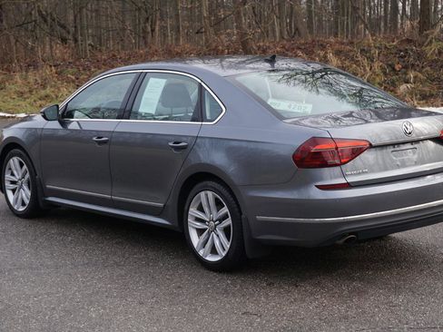 Used 2017 Volkswagen Passat 1.8T SE FWD image 3