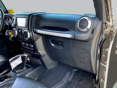 Used 2016 Jeep Wrangler Unlimited Sahara w/ Connectivity Group AWD/4WD image 17