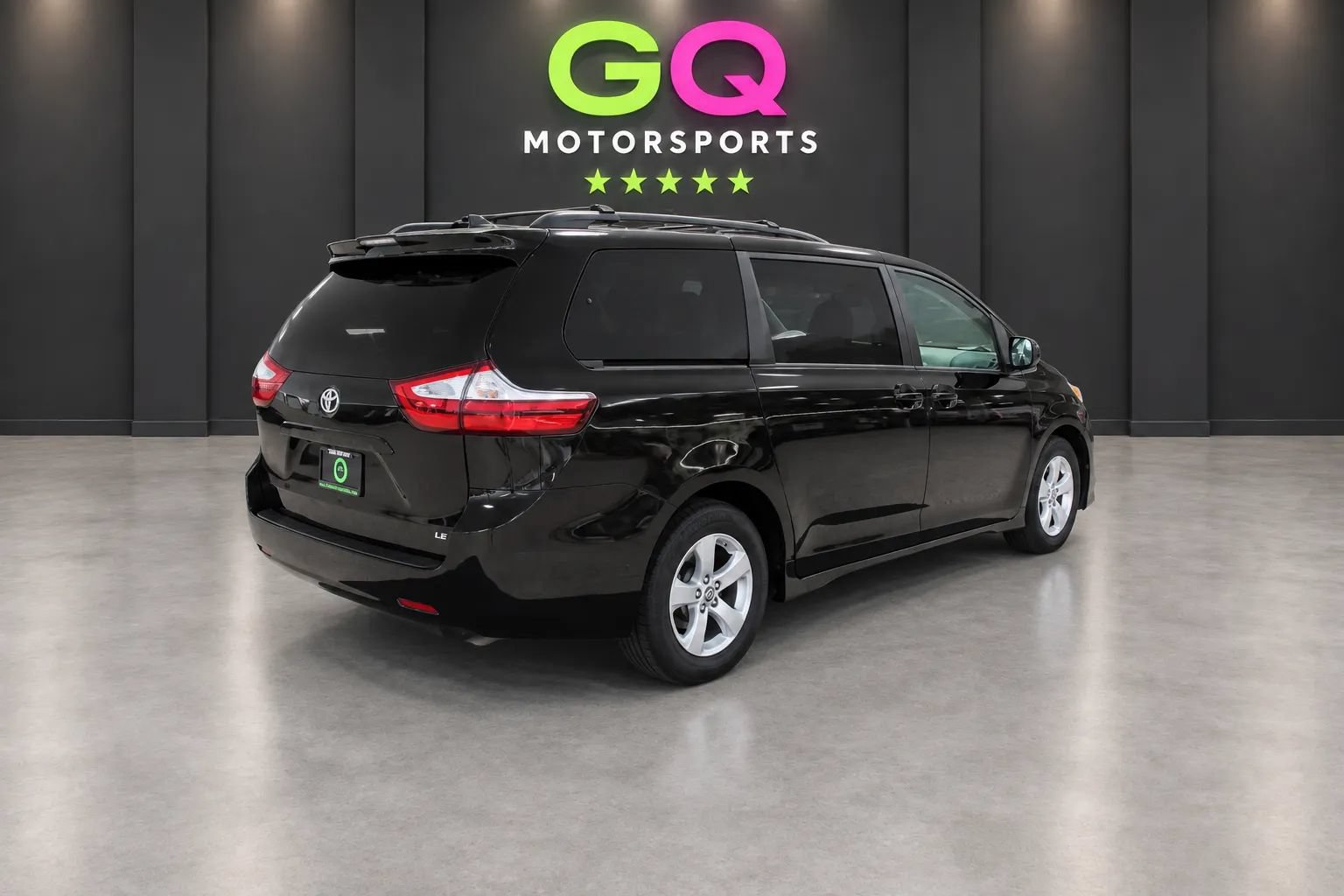 Used 2018 Toyota Sienna LE w/ Carpet Mat Package FWD image 8