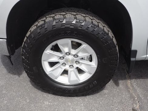 Used 2022 Chevrolet Silverado 1500 LT AWD/4WD image 9