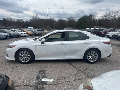 Used 2018 Toyota Camry LE image 5