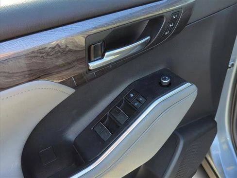 Used 2021 Toyota Highlander Limited image 11