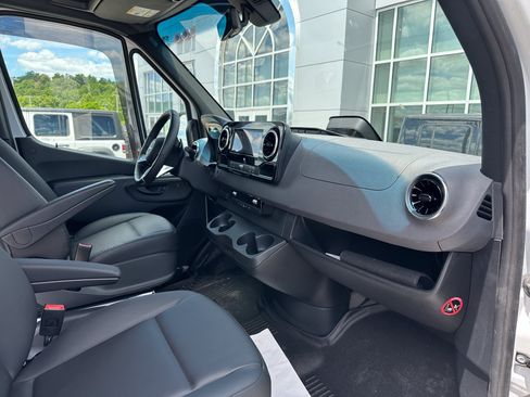 Used 2025 Mercedes-Benz Sprinter 2500 image 7