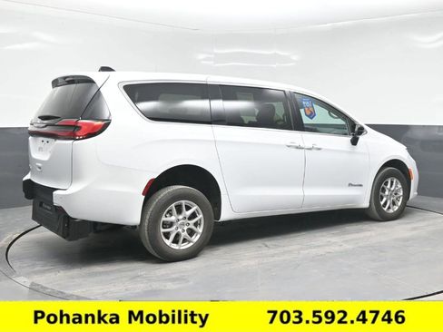 Used 2024 Chrysler Pacifica Touring-L image 24