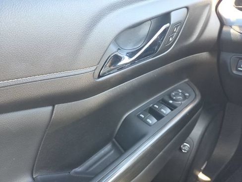 Used 2023 GMC Acadia SLT AWD/4WD image 11
