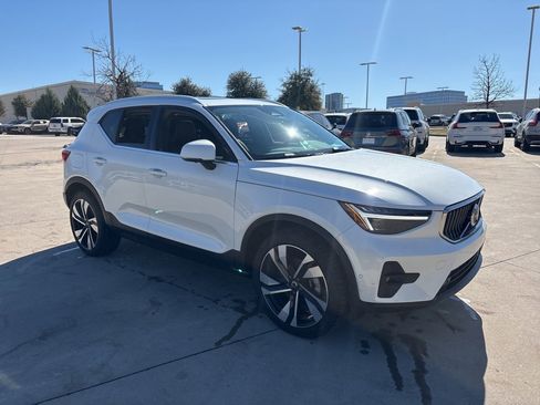 Certified 2025 Volvo XC40 B5 Plus image 3