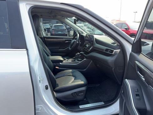 Used 2024 Toyota Highlander Limited AWD/4WD image 18