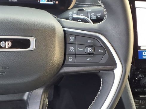 Used 2023 Jeep Grand Cherokee Limited w/ Black Appearance Package image 18