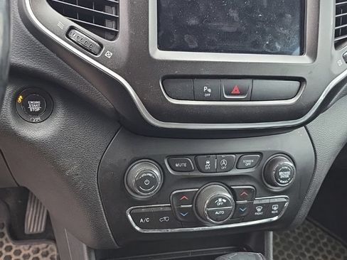 Certified 2019 Jeep Cherokee Trailhawk w/ Cold Weather Group AWD/4WD image 11