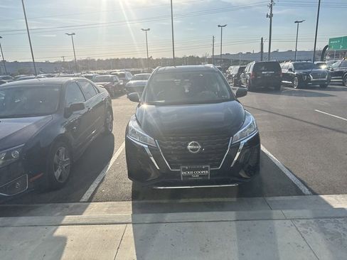 Used 2023 Nissan Kicks SV image 1