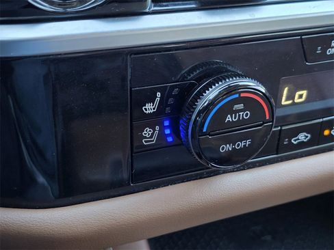 Used 2024 Nissan Pathfinder Platinum w/ Cargo Package image 23