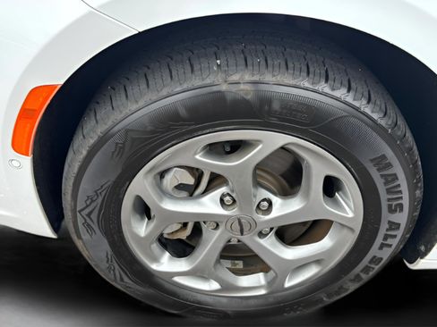 Used 2022 Chrysler Pacifica Limited w/ Uconnect Theater Family Group image 35