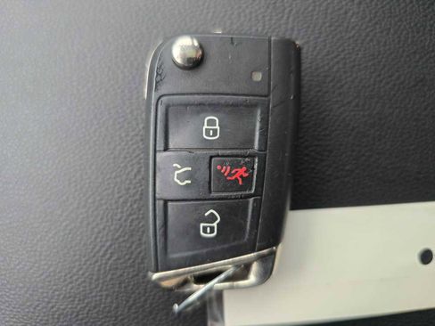 Used 2018 Volkswagen Golf SE image 21