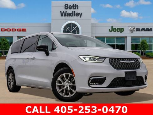 Used 2024 Chrysler Pacifica Touring-L AWD/4WD image 1