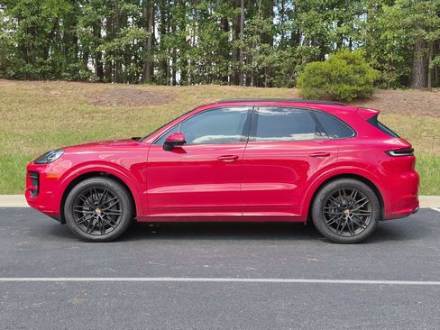 Certified 2025 Porsche Cayenne AWD/4WD image 2