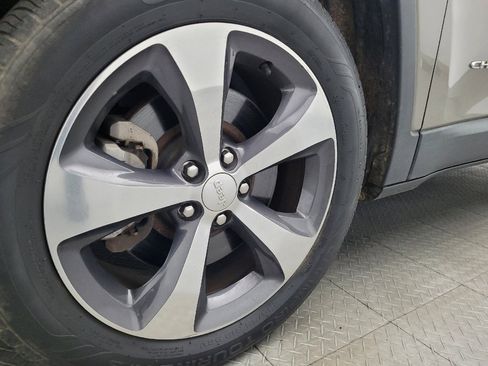 Used 2019 Jeep Cherokee Limited image 31