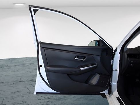 Used 2024 Nissan Sentra SR w/ SR Premium Package image 32