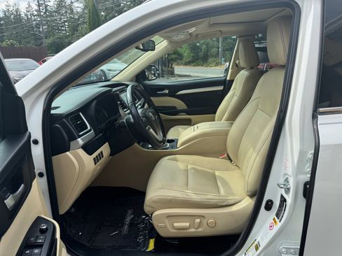Used 2016 Toyota Highlander XLE AWD/4WD image 9