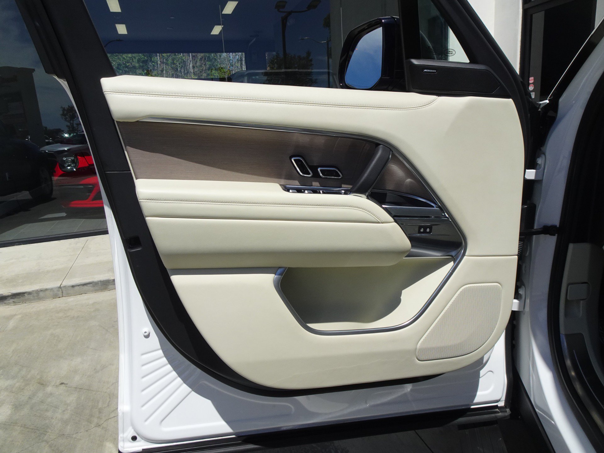 Used 2023 Land Rover Range Rover Long Wheelbase SE AWD/4WD image 18