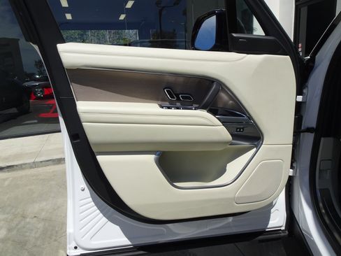 Used 2023 Land Rover Range Rover Long Wheelbase SE AWD/4WD image 18