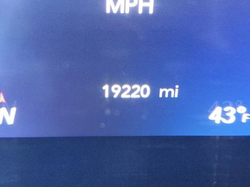 Used 2024 Chrysler Pacifica Limited w/ Uconnect Theater Family Group image 15