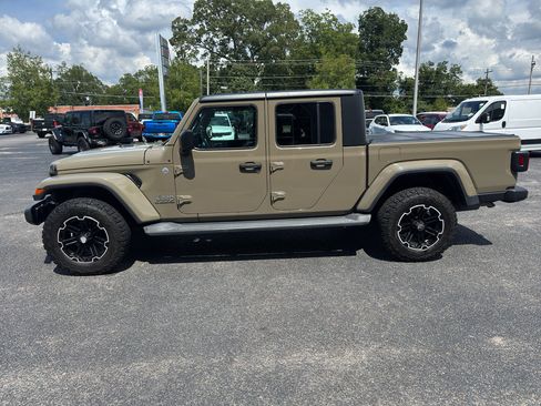 Used 2020 Jeep Gladiator Overland w/ Popular Equipment Package AWD/4WD image 5