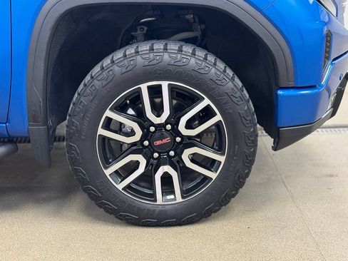 Used 2023 GMC Sierra 1500 AT4 w/ Technology Package AWD/4WD image 5