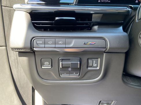 Used 2024 Cadillac Escalade V w/ LPO, ONYX Package image 18