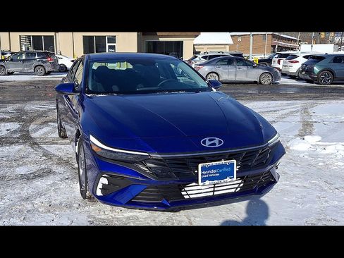 Certified 2025 Hyundai Elantra SE image 3