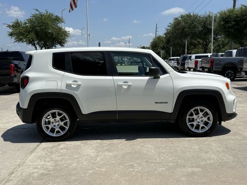 Used 2023 Jeep Renegade Latitude AWD/4WD image 3