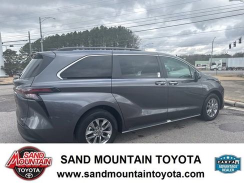 Used 2025 Toyota Sienna XLE image 3
