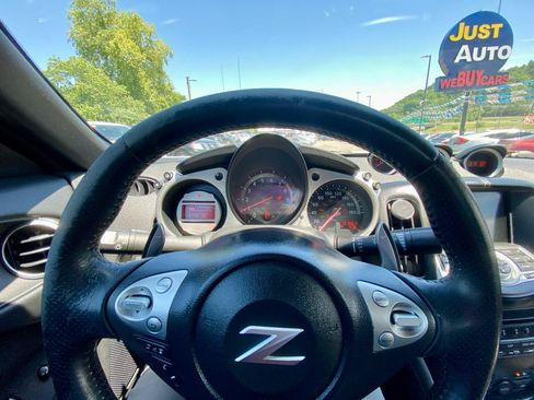 Used 2010 Nissan 370Z Touring w/ Sport Pkg RWD image 13