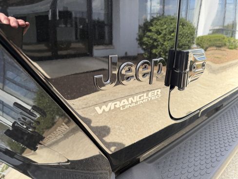 Used 2022 Jeep Wrangler Unlimited Sahara image 15