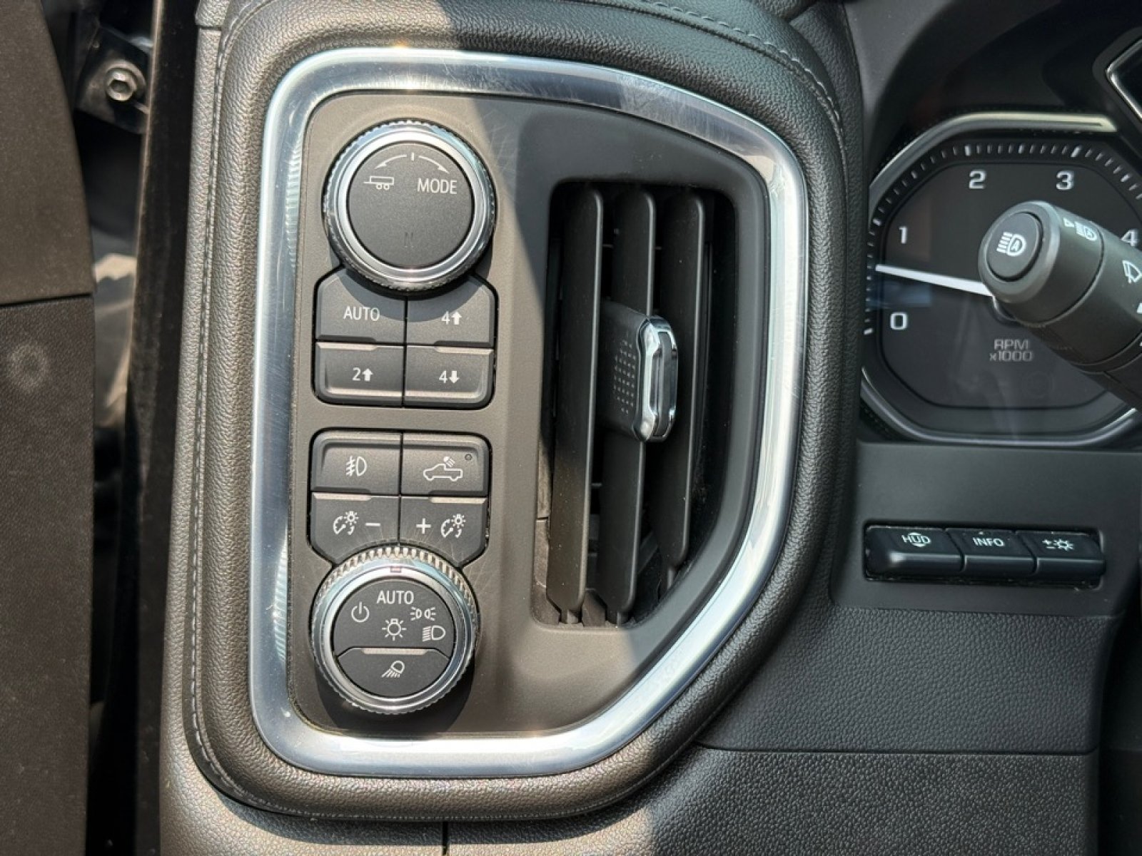 Used 2023 GMC Sierra 2500 Denali w/ Denali Black Diamond Edition AWD/4WD image 37