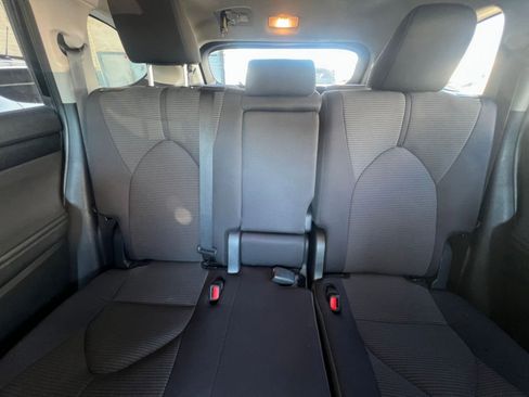 Used 2025 Toyota Highlander LE FWD image 39