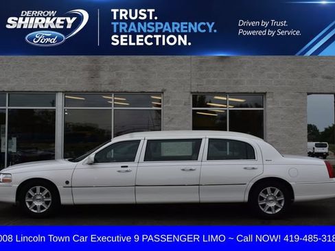Used 2008 Lincoln Town Car Executive RWD image 2
