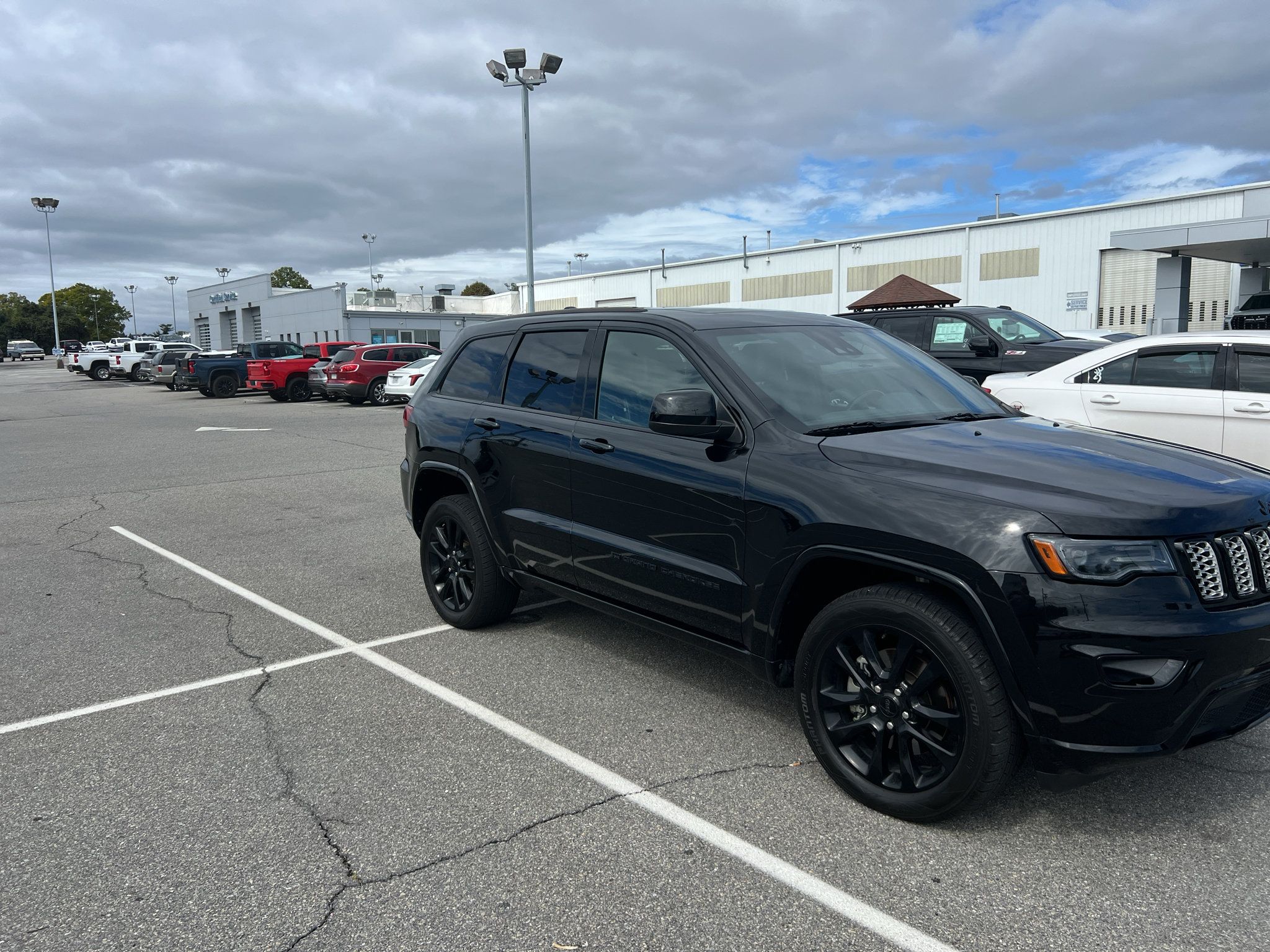 Used 2022 Jeep Grand Cherokee Laredo X AWD/4WD image 3