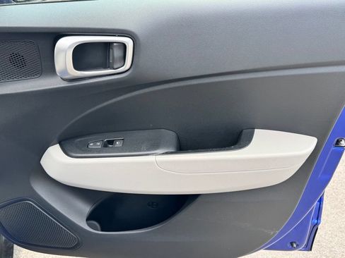 Used 2025 Hyundai Venue SEL FWD image 19