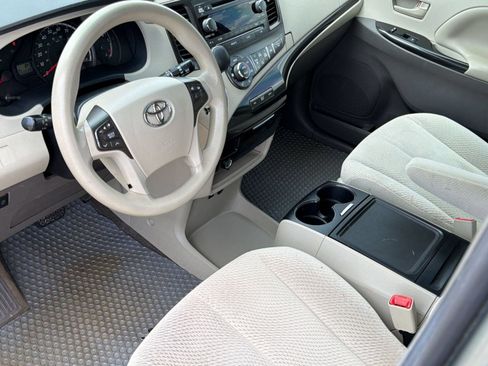 Used 2013 Toyota Sienna LE FWD image 4