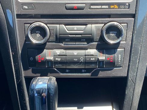 Used 2017 Ford Explorer XLT w/ Equipment Group 202A AWD/4WD image 22