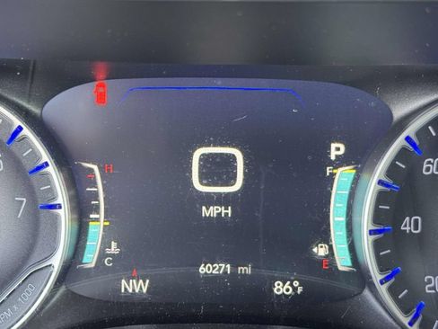 Used 2024 Chrysler Pacifica Touring-L FWD image 27