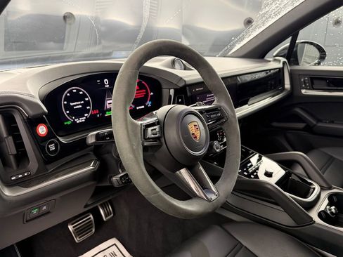 Certified 2025 Porsche Cayenne S image 4