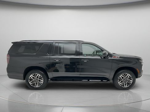 Used 2025 Chevrolet Suburban Z71 AWD/4WD image 4