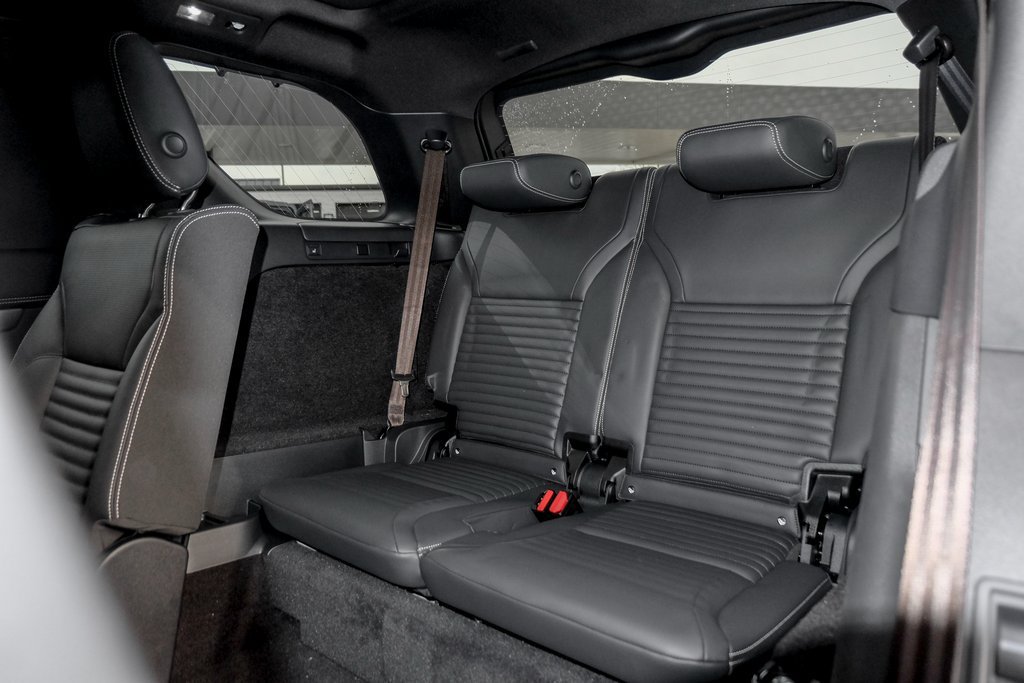 Used 2025 Land Rover Discovery Dynamic SE AWD/4WD image 20