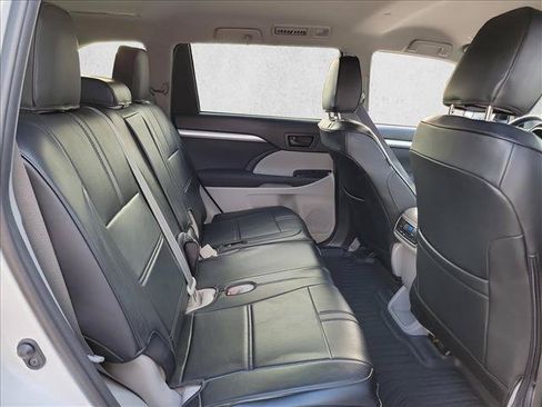 Used 2019 Toyota Highlander LE FWD image 16
