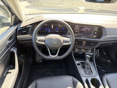 Used 2024 Volkswagen Jetta SE w/ Panoramic Sunroof Package image 8
