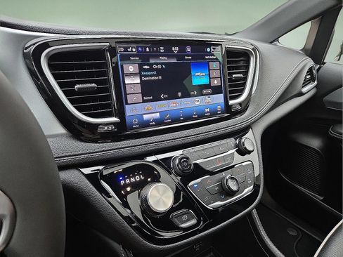 Used 2026 Chrysler Pacifica Limited FWD image 17